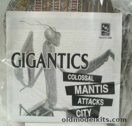 AMT Gigantics-Colossal Mantis Attacks City Bagged, 8389 plastic model kit
